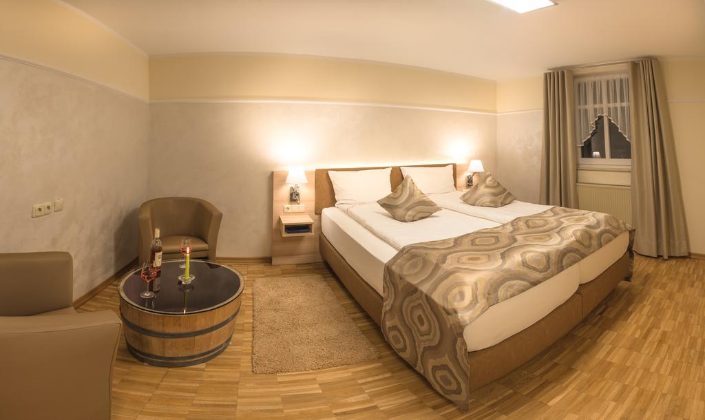 Hotel Zum Anker-Thulls Restaurant Neumagen-Dhron Eksteriør billede